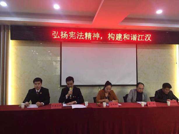 武汉江汉法院深入街道社区宣讲法律.jpg