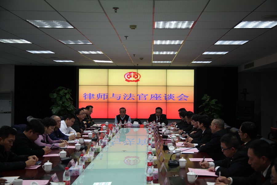 区法院召开律师座谈会.jpg